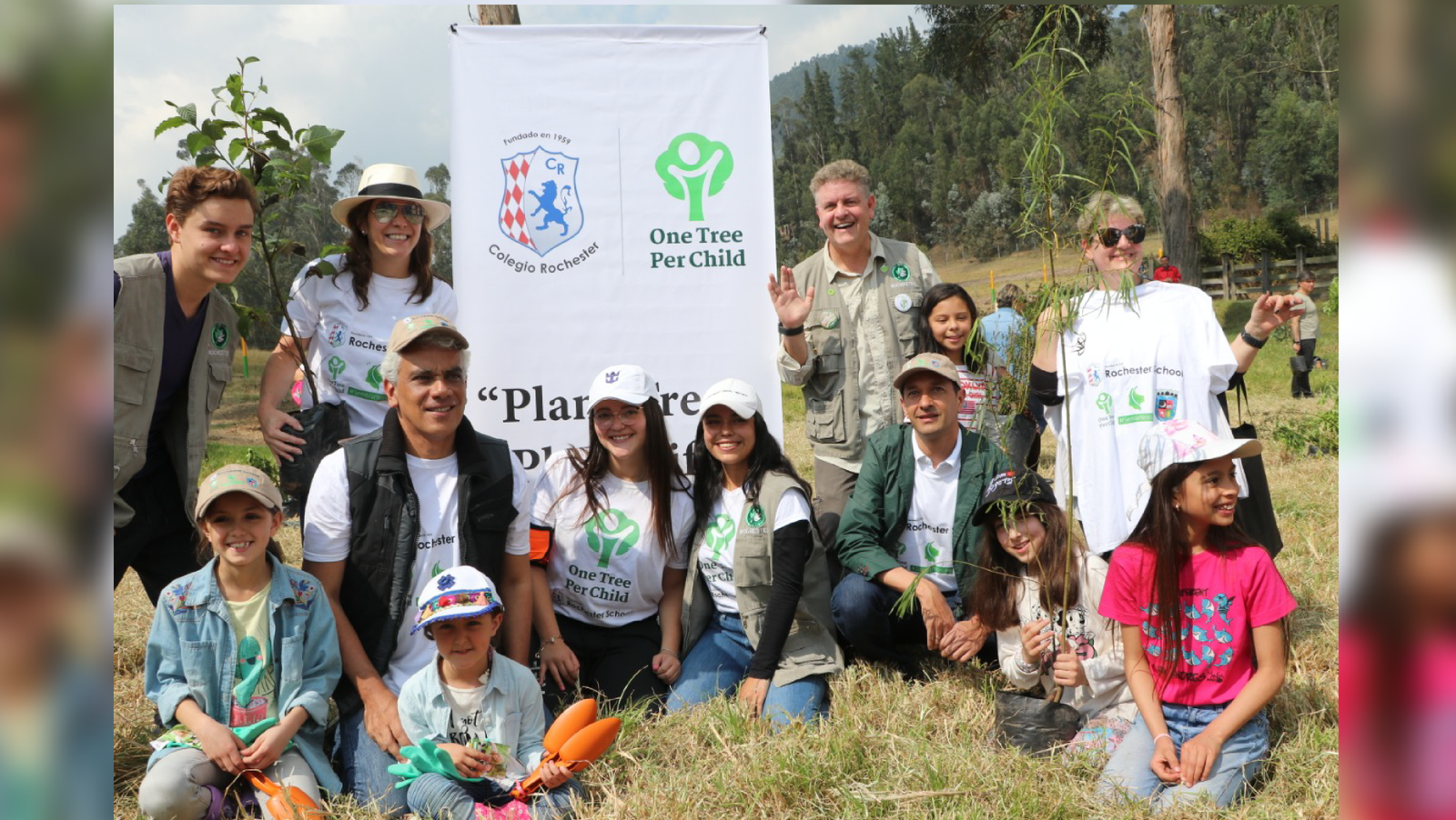 Colegio Rochester escogido como modelo a seguir por parte del Ministerio de Ambiente y Desarrollo 1 one tree per child colegio rochester bogota 01