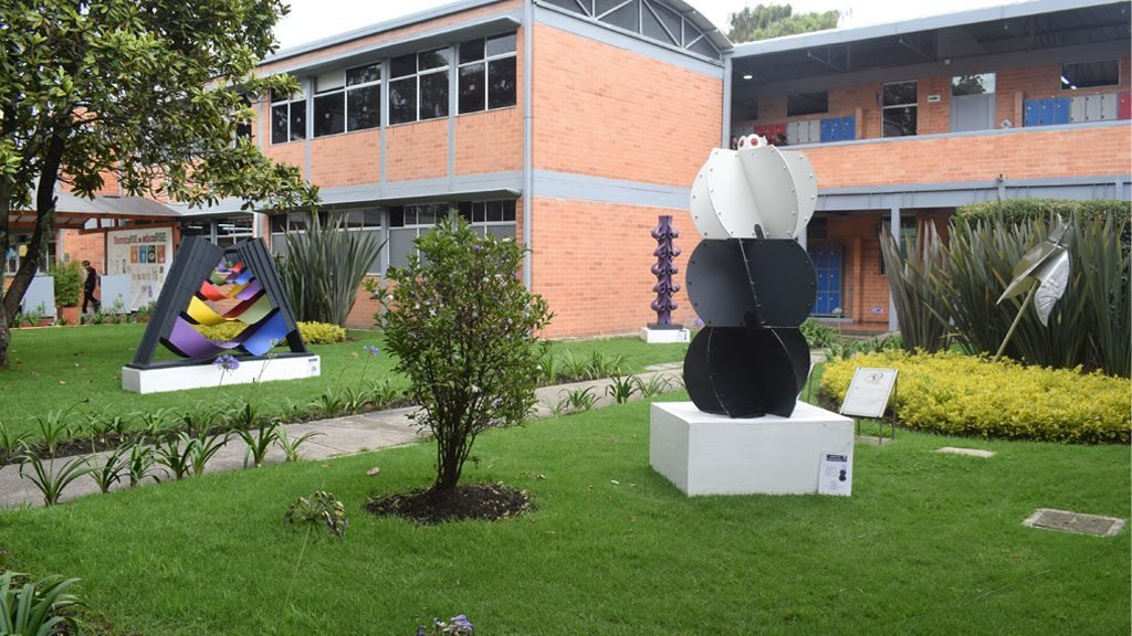 exhibicion de 12 esculturas miticas del artista payanes en el Hispanoamericano 2