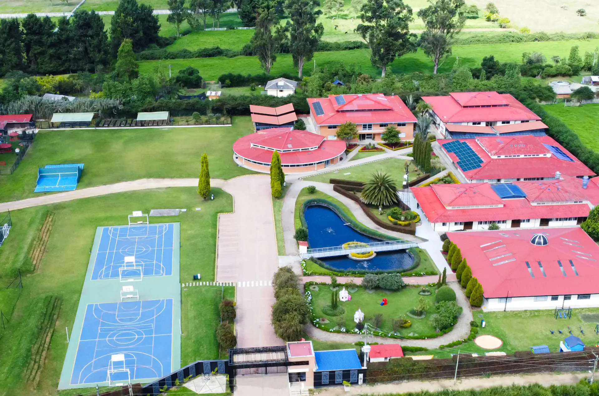 Colegio Bilingüe Internacional Gimnasio Campestre Reino Británico (Tenjo)