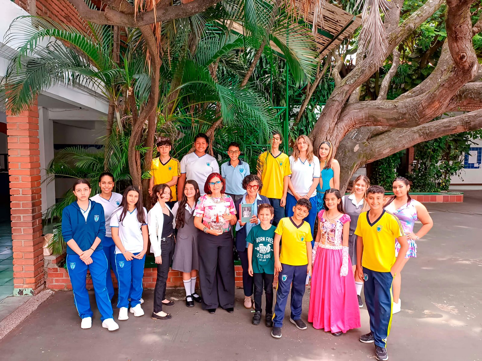 Vigésimo festival del idioma en el Colegio Católico Rosalba Santander Cali 2 Estudiantes feria del idioma rosalba santander