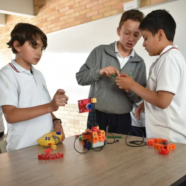 Robótica en el GICEI: Habilidades para un futuro tecnológico