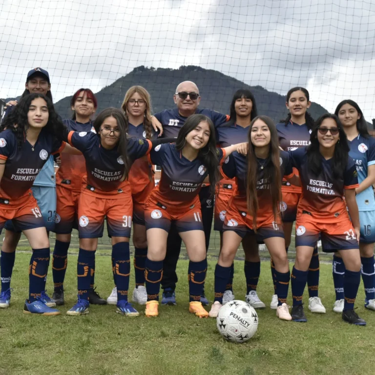 Descubre los uniformes del equipo de fútbol del Colegio Americano de Bogotá