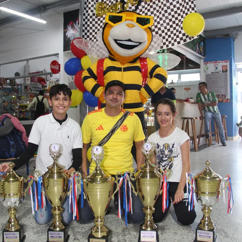 Recibimiento a los campeones de ajedrez del Colombus American School de Rivera - Huila 2 Campeones