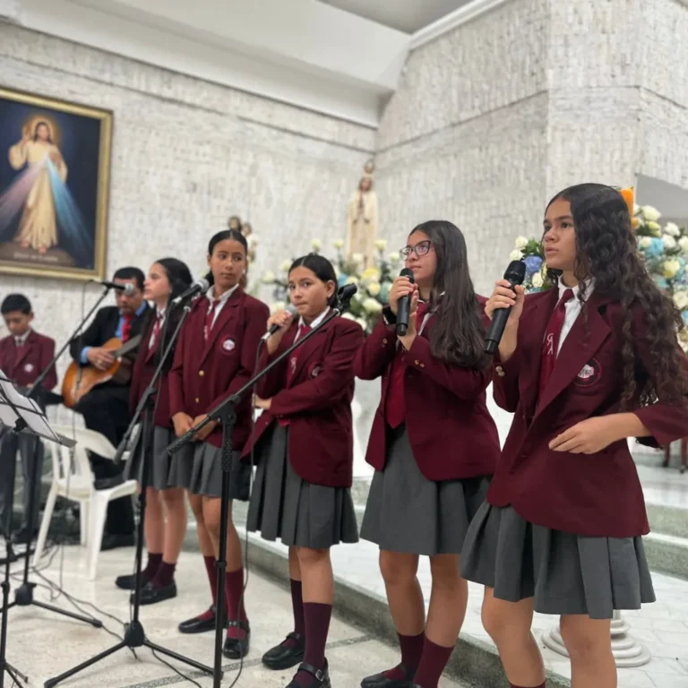 Colegio Bilingüe Anglo Americano Cali: Primera Comunión de sus estudiantes
